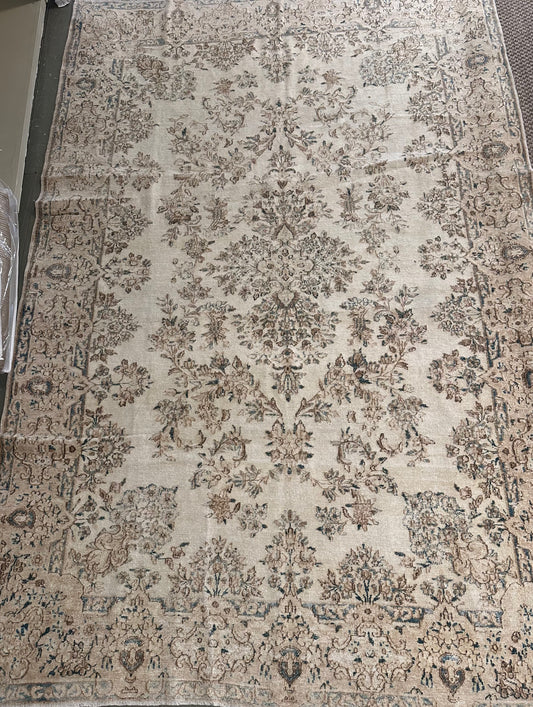 5'9" x 9'0" Vintage Persian Rug